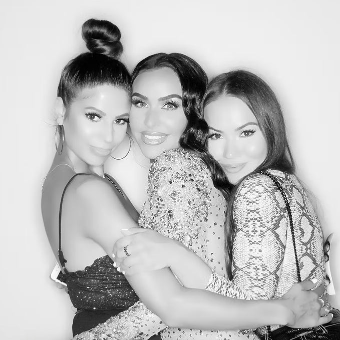 wedding photo booth rental Toronto – elegant open-air booth with custom backdrop